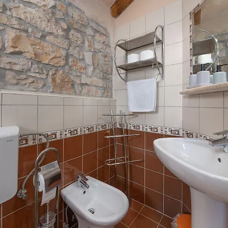 Mediterranes Steinhaus Mit Privatpool, Sauna, Meerblick, Kamin, Sommerkueche Feriehus