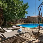 Prázdninový dům Mediterranes Steinhaus Mit Privatpool, Sauna, Meerblick, Kamin, Sommerkueche *