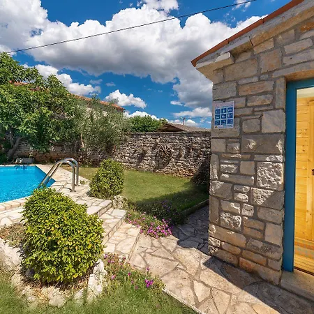 Holiday home Mediterranes Steinhaus Mit Privatpool, Sauna, Meerblick, Kamin, Sommerkueche Vosteni